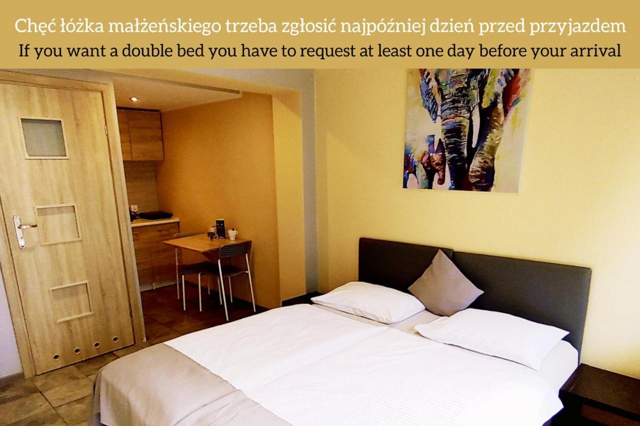 Pokoje Goscinne Bialy Slon Rumia Extérieur photo